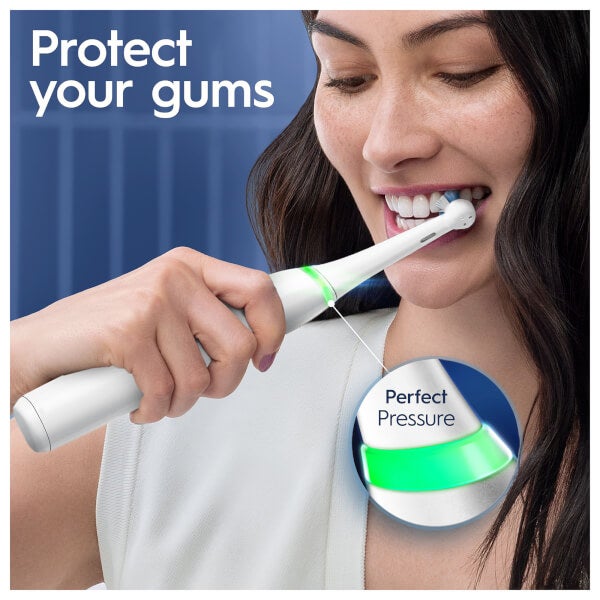 Oral B Oral B iO7 White Electric Toothbrush with Travel Case In vendita