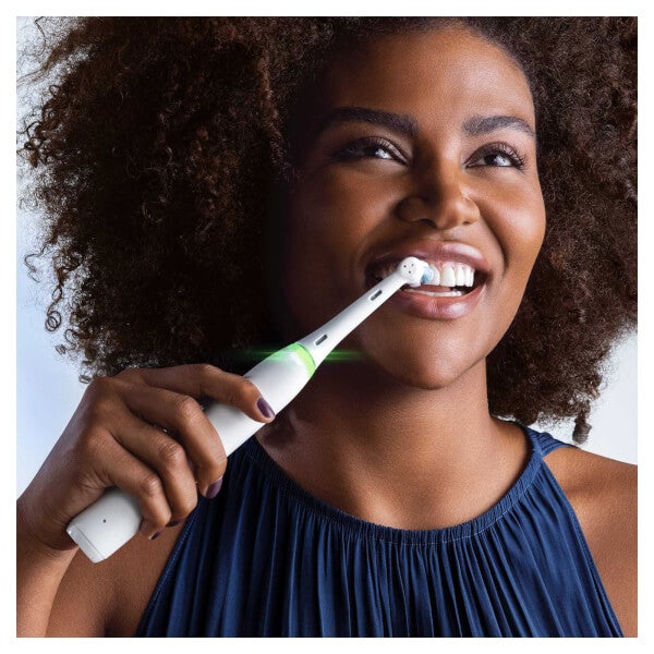 Oral B Oral-B iO4 White Electric Toothbrush with Travel Case Duty-free